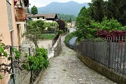 98 Con la discesa della Via al Mulino termina la discesa del sent. 505A da S. Antonio Abb.